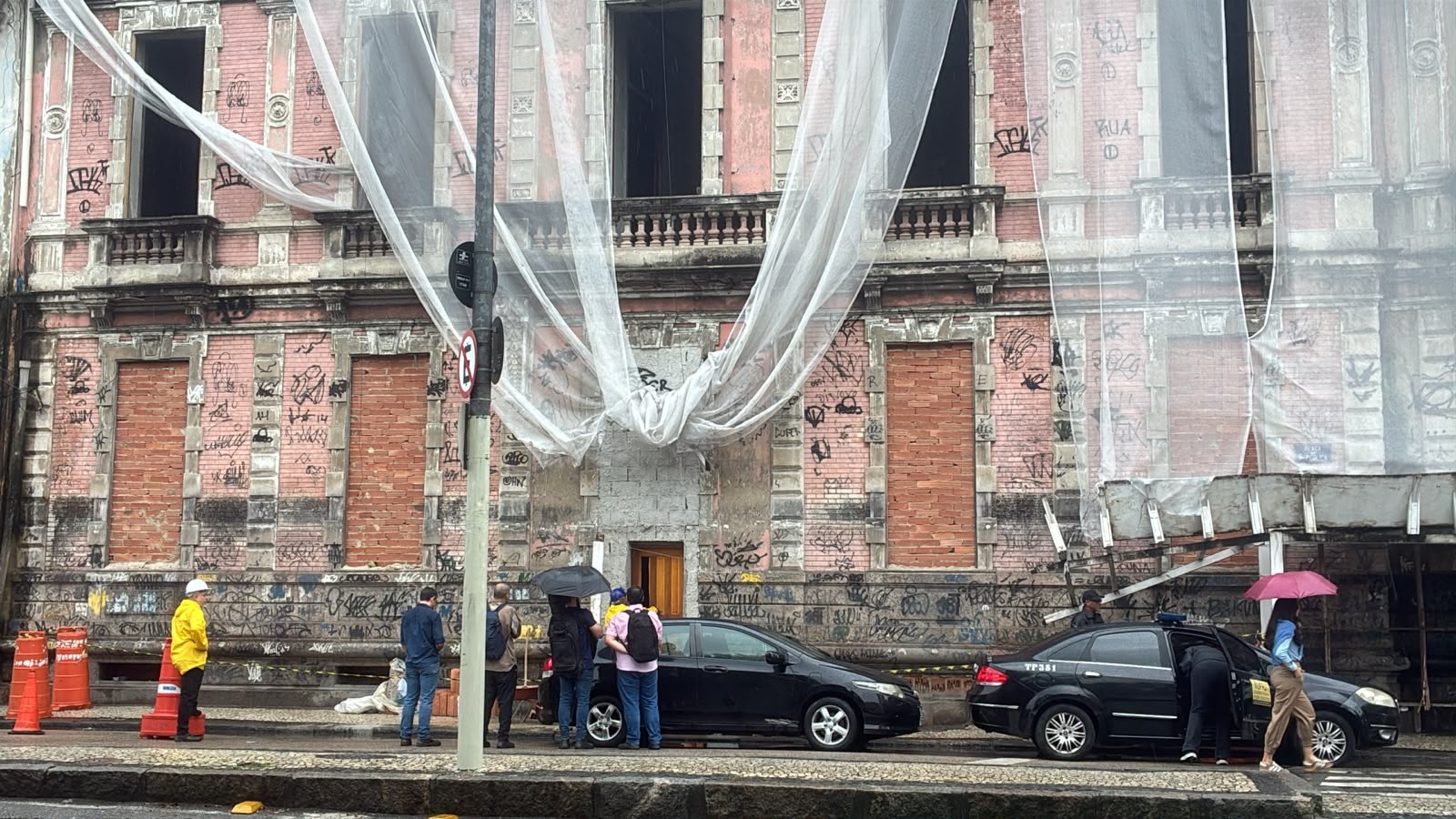 Prefeitura faz operação para desocupar Palacete Imperial, prédio histórico no Centro interditado há 18 anos - Foto