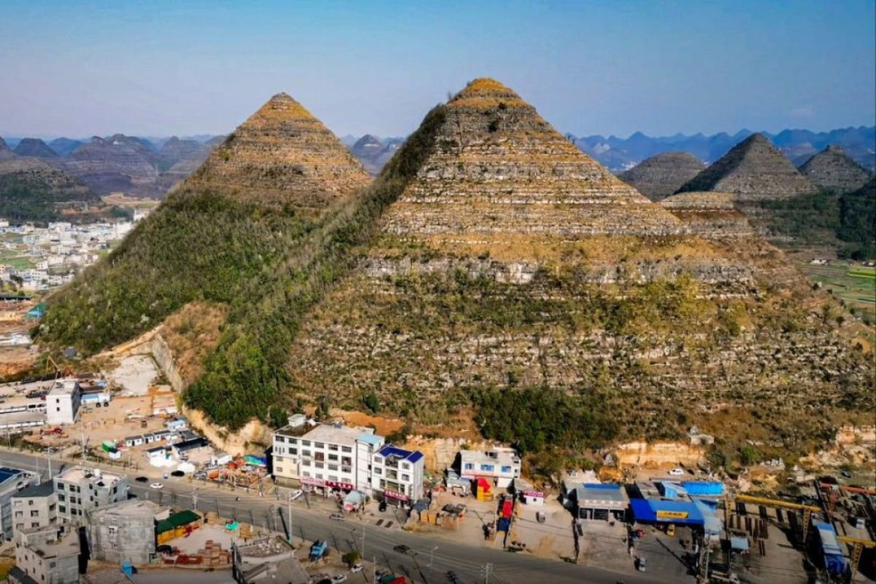 Montanhas com formato de pirâmide — Foto: Reprodução