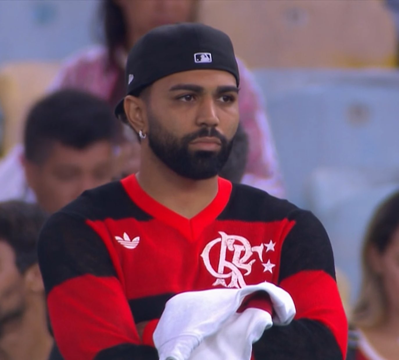 Afastado, Gabigol aparece no gramado do Maracanã antes de Flamengo e Atlético-MG