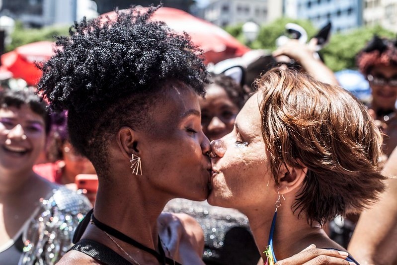 Todo amor: casal troca beijos em meio ao bloco Sargento Pimenta — Foto: Fernando Maia/Riotur