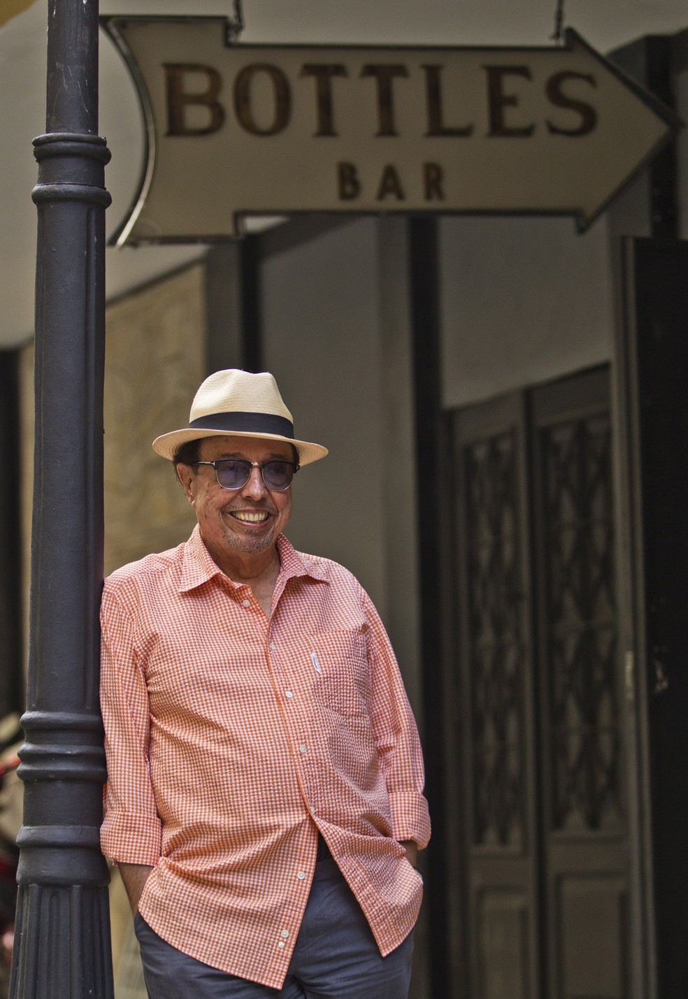 Sergio Mendes em frente ao Beco das Garrafas, em Copacabana, no Rio de Janeiro, em 2015  Foto: Guilherme Leporace/Agncia O Globo