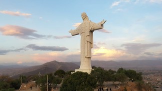 Considerada a segunda maior estátua de Jesus no mundo, Cristo da Concórdia tem, ao todo, 40 metros — Foto: Reprodução/Youtube/ Scott Wemhoff