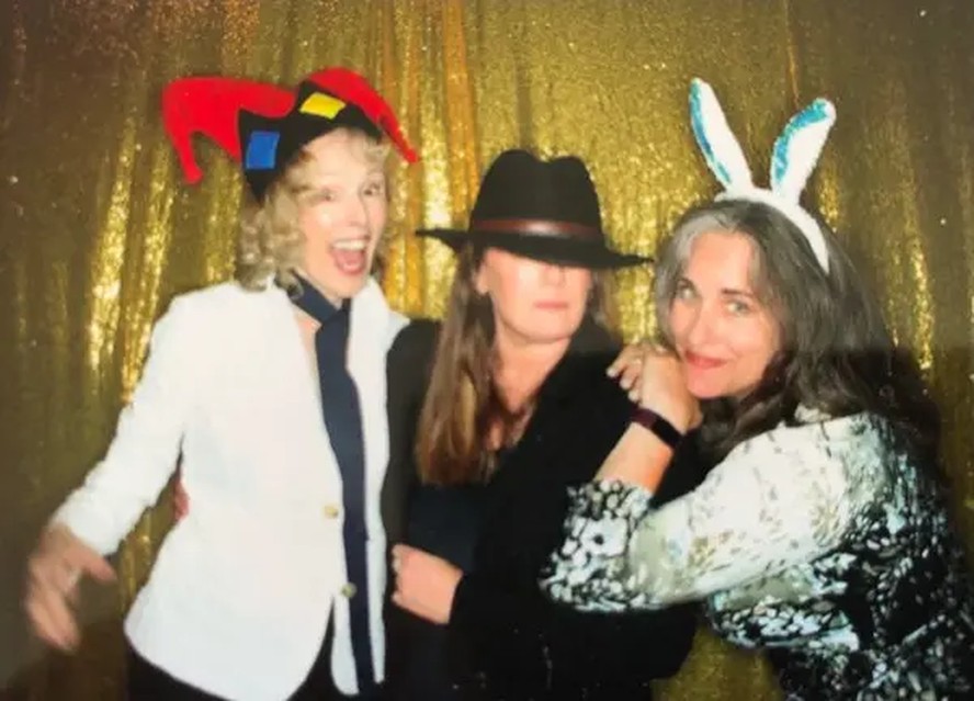 Da direita para a esquerda, E. Jean Carroll, Mary Trump e Jennifer Taub, que estão escrevendo juntas um romance