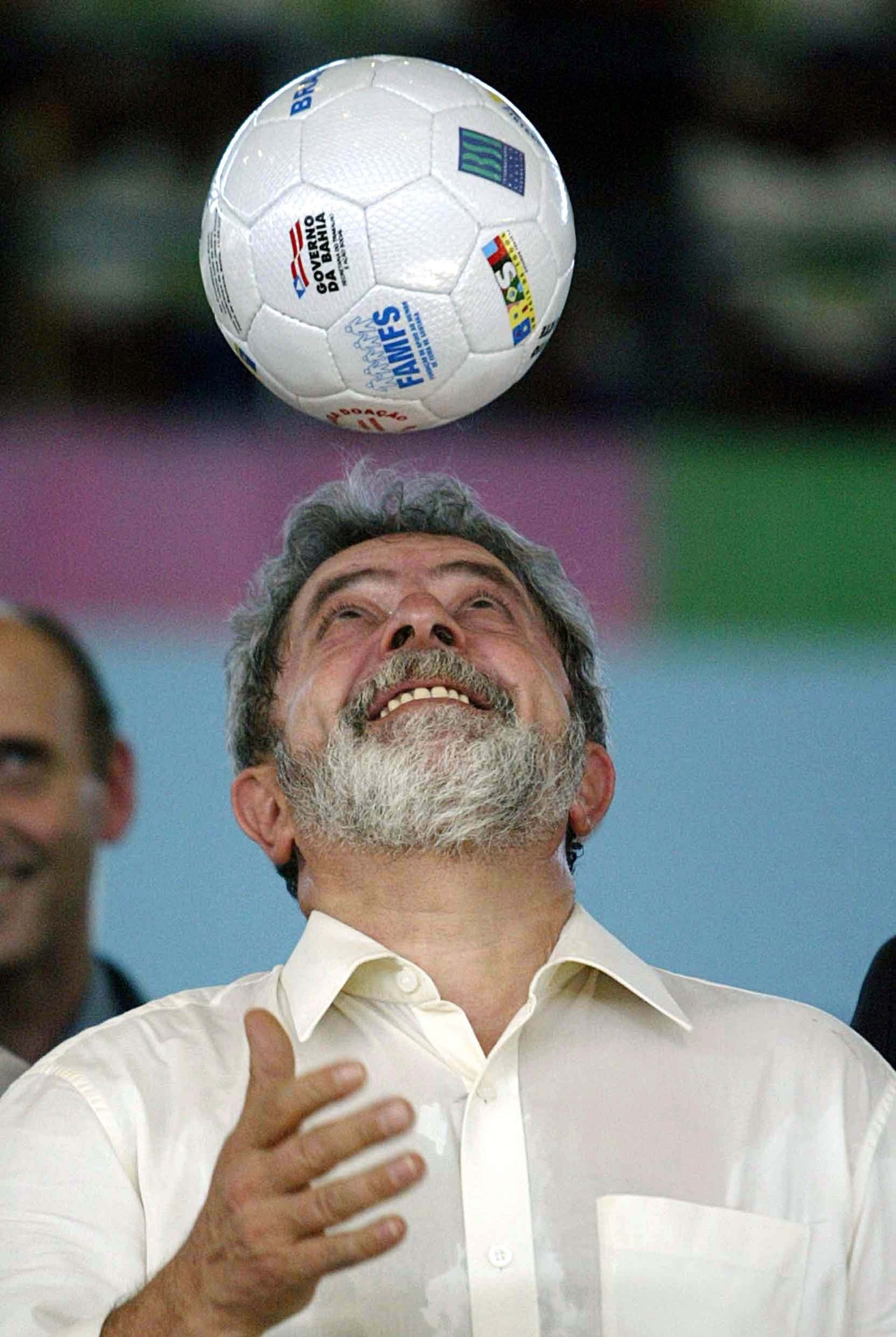 Lula da Silva cabeceia uma bola dada por integrantes do projeto "Pintando a Liberdade", em Feira de Santana, na Bahia. — Foto: Ricardo Stuckert / 12.09.2003