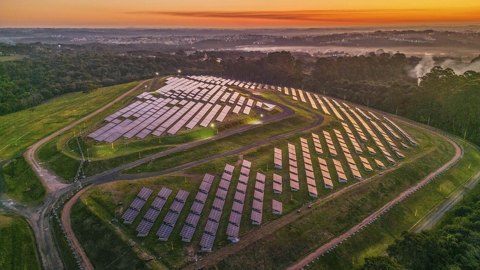 Vista aérea da pirâmide solar de Curitiba, que fornece energia para instalações municipais — Foto: Ricardo Mapajó / Prefeitura de Curitiba