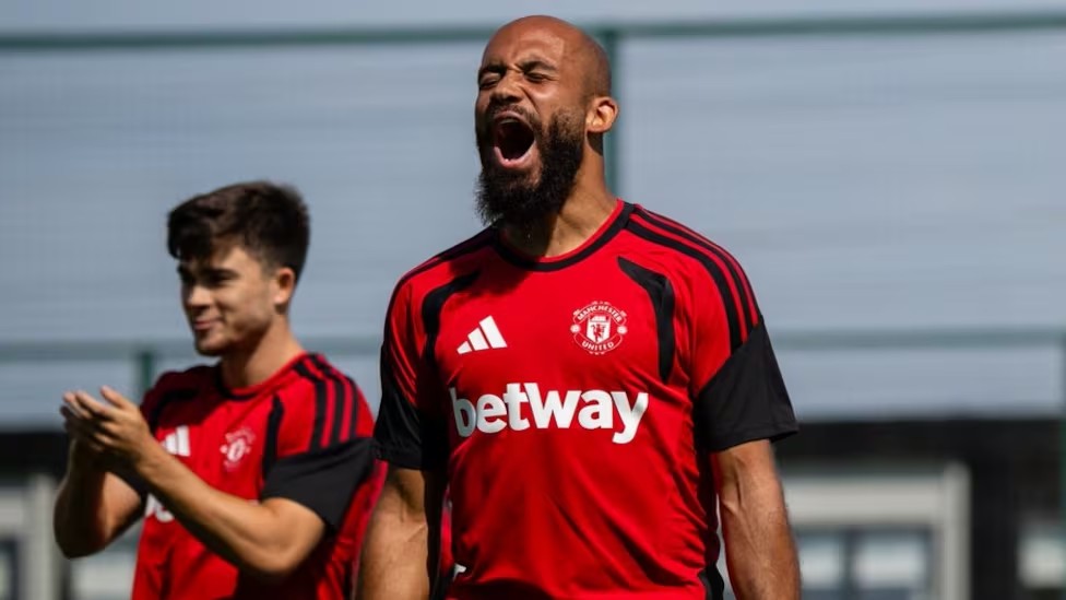 Manchester United fecha patrocínio de R$ 135 milhões com casa de apostas para uniforme de treino - QTU Questões do Universo