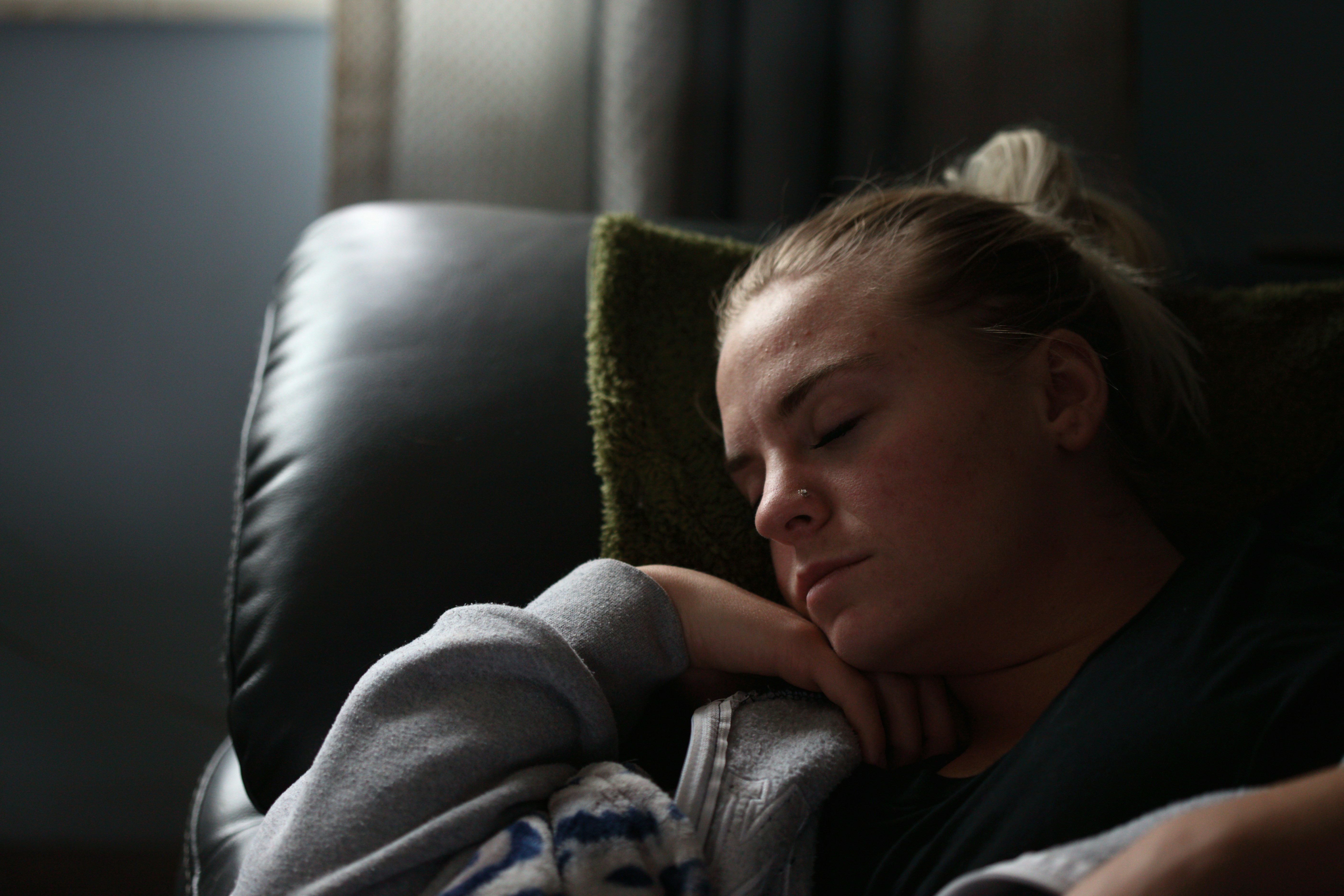 Jetlag social: dormir mais nos fins de semana pode aumentar a ansiedade nos adolescentes, mostra novo estudo