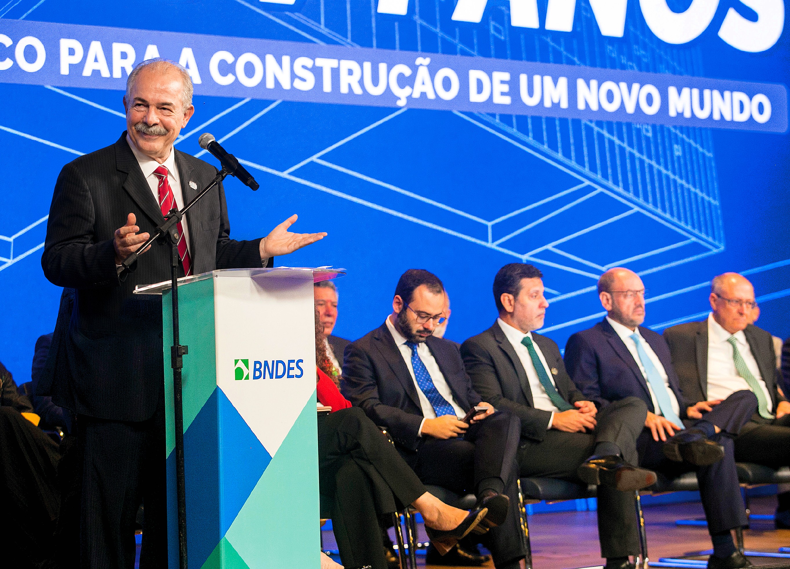 Turbulência fiscal eleva taxa do BNDES e penaliza empresas que buscam crédito para investir - QTU Questões do Universo