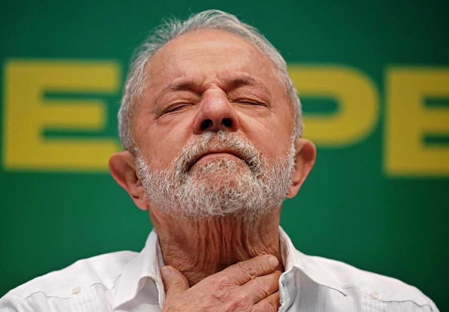Lula gesticula durante entrevista coletiva no Rio de Janeiro
