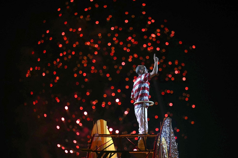 Mestre Ciça, enredo da Viradouro, desfilou na comissão de frente (foto) e no último carro, regendo os ritmistas — Foto: Mauro Pimentel / AFP