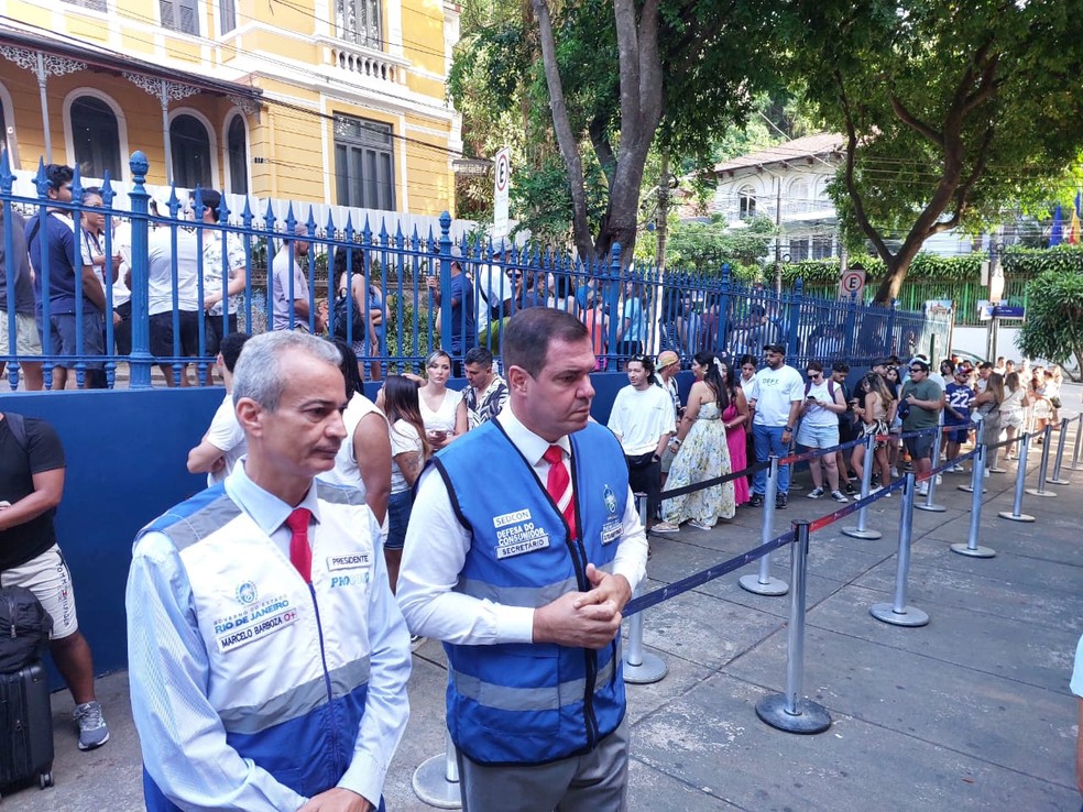 O secretário estadual de Defesa do Consumidor, Gutemberg Fonseca (à direita) — Foto: Domingos Peixoto/Agência O Globo