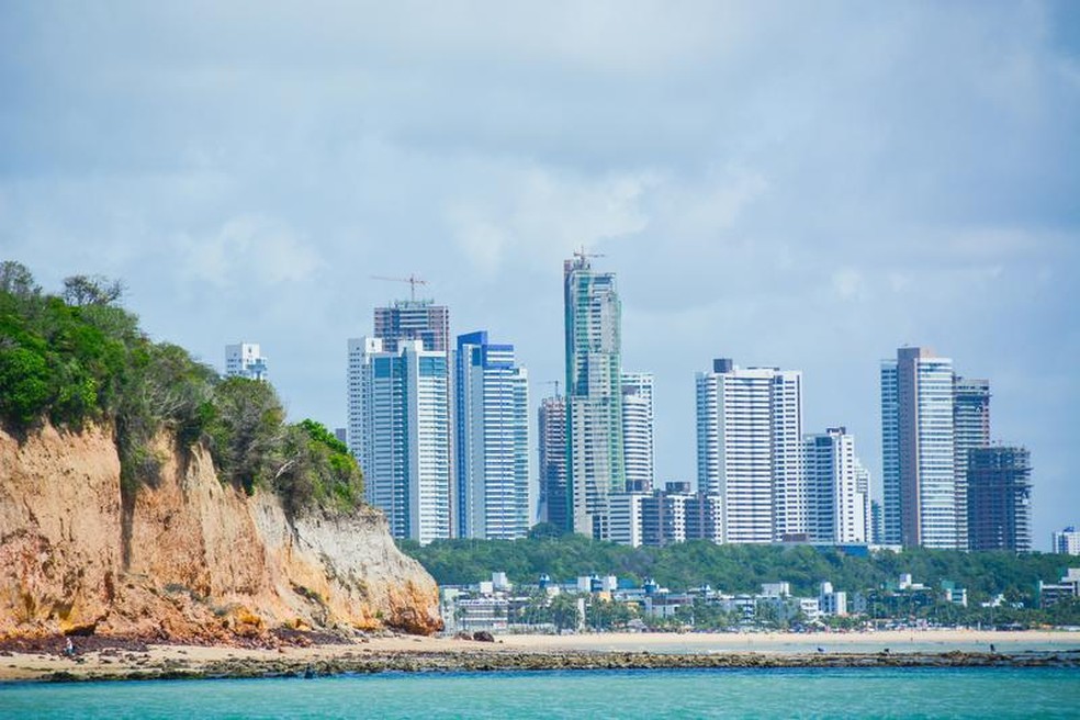 Vista da praia do Seixas, com arranha-céus em construção ao fundo — Foto: Dayse Euzebio/Setur/Divulgação