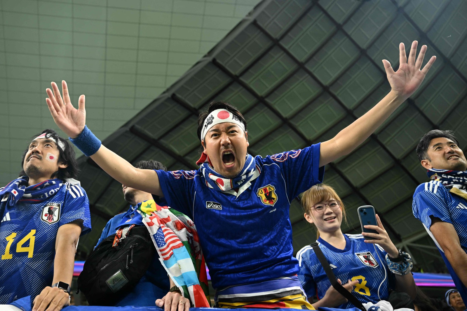 Torcida do Japão antes do jogo contra a Croácia pelas oitavas de final da Copa do Mundo — Foto: INA FASSBENDER/AFP