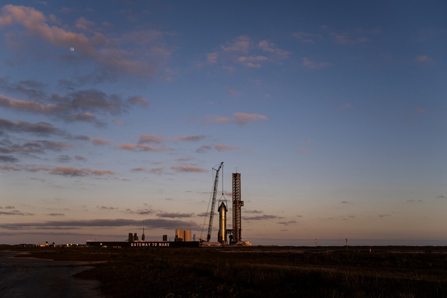 Foguete da SpaceX, próximo à Starbase, cidade que Musk está consturindo no Texas