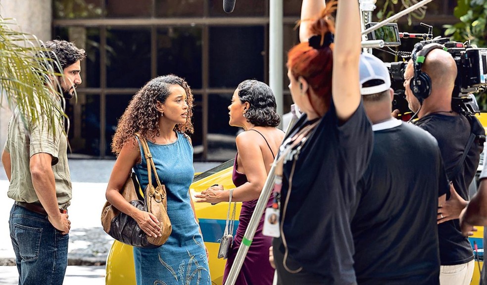 Via pública. Os atores Bella Campos, Taís Araujo e Renato Góes, numa cena externa em Ipanema: gravações bombam nas redes sociais — Foto: Manoella Mello/Divulgação/TV Globo