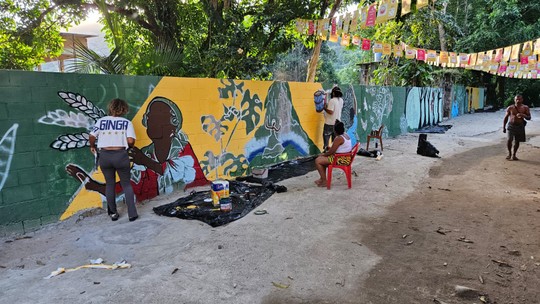 Rezadeiras: restaurante de culinária afro-brasileira estampa em muro personagens da cultura local