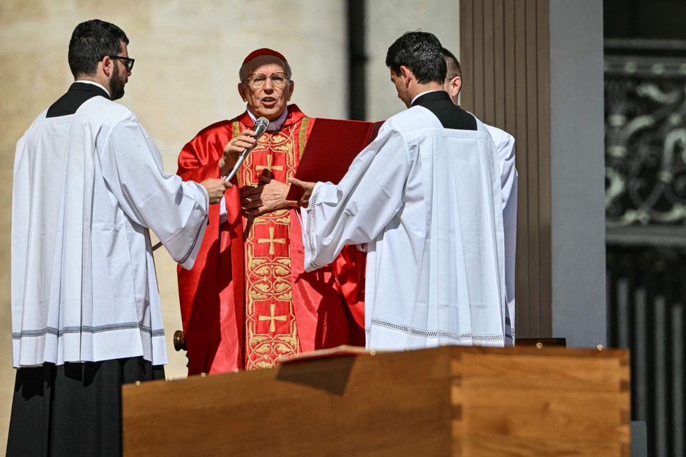 Cardeal decano Giovanni Battista Re conduz funeral do Papa Francisco — Foto: Alberto PIZZOLI / AFP