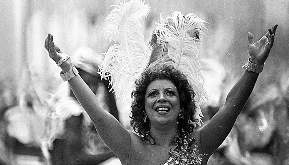 Quando soube que seria homenageada pelo Sambabook, que também conta em livro a vida do artista, Beth Carvalho (na foto no desfile da Mangueira em 1976) escolheu quem queria para a tarefa, o jornalista e pesquisador Rodrigo Faour — Foto: Antônio Marinho