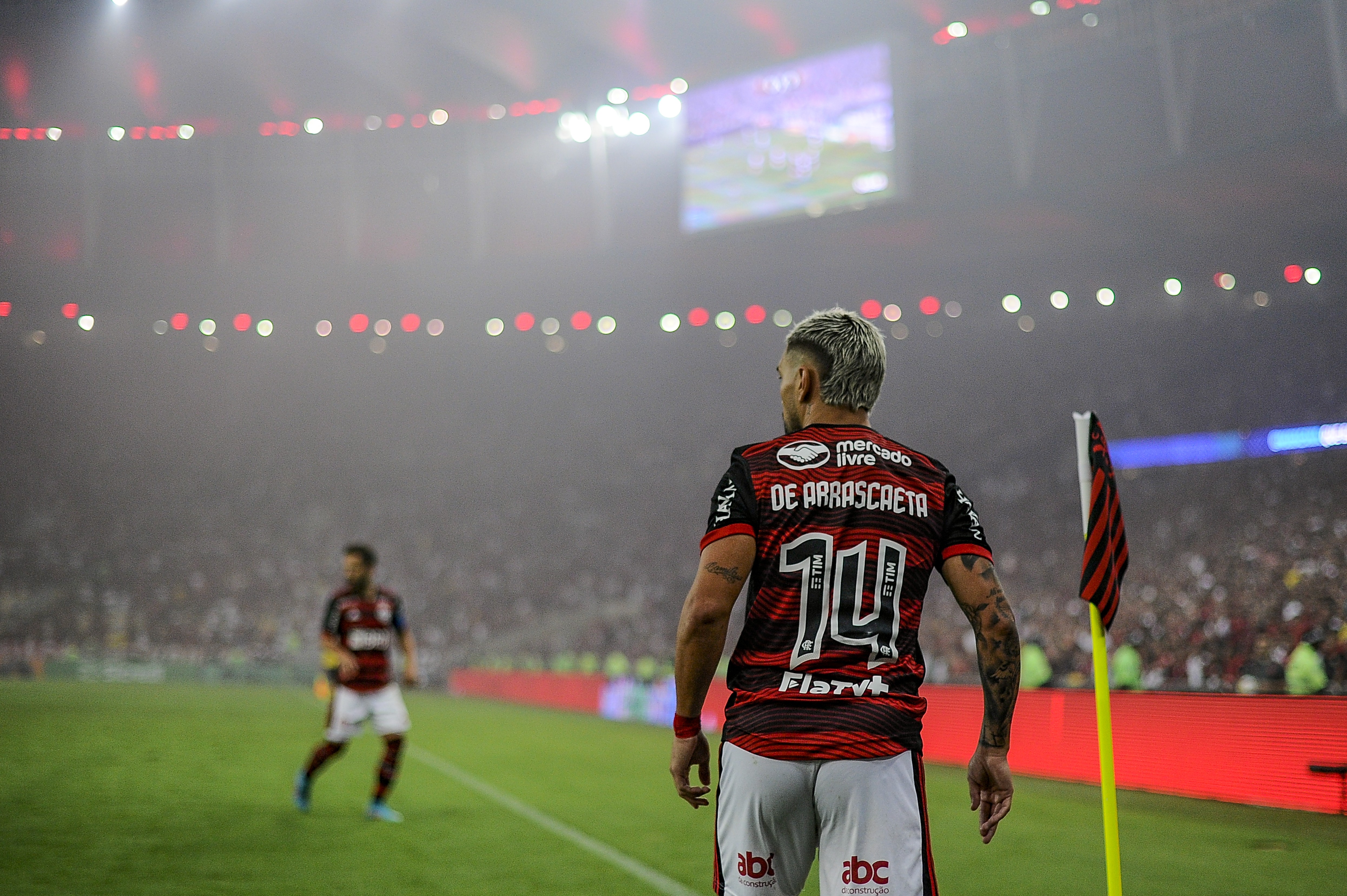 Arrascaeta voltará a usar camisa 14 do Flamengo em homenagem a Oscar