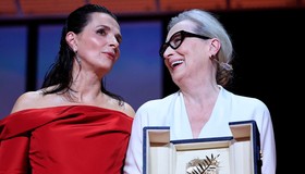 Meryl Streep recebe Palma de Ouro honorária das mãos de Juliette Binoche