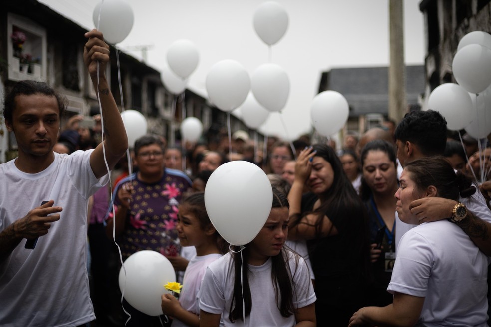 Moradores do Morro do São Bento, em Santos, soltam balões brancos durante velório de Ryan da Silva Andrade Santos, de 4 anos — Foto: Maria Isabel Oliveira / O Globo