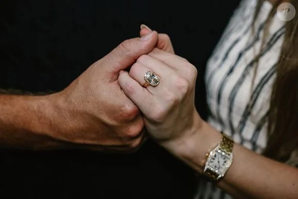 A joia recebida por Taylor Swift no noivado tem preço estimado em 550 mil dólares, o que equivale a cerca de R$ 2,98 milhões — Foto: Reprodução/Redes sociais