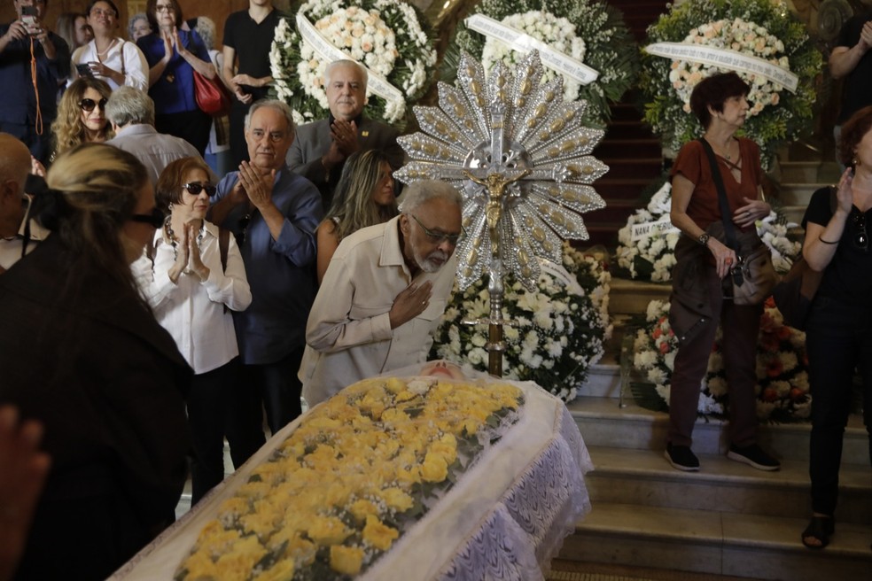 Gilberto Gil se emociona em velório da cantora Nana Caymmi, com quem foi casado — Foto: Gabriel de Paiva/Agência O Globo
