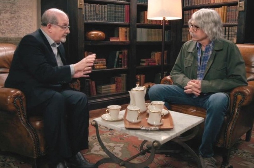 Salman Rushdie e Larry David em 'Curb your enthusiasm' (Foto: Divulgação) — Foto:         