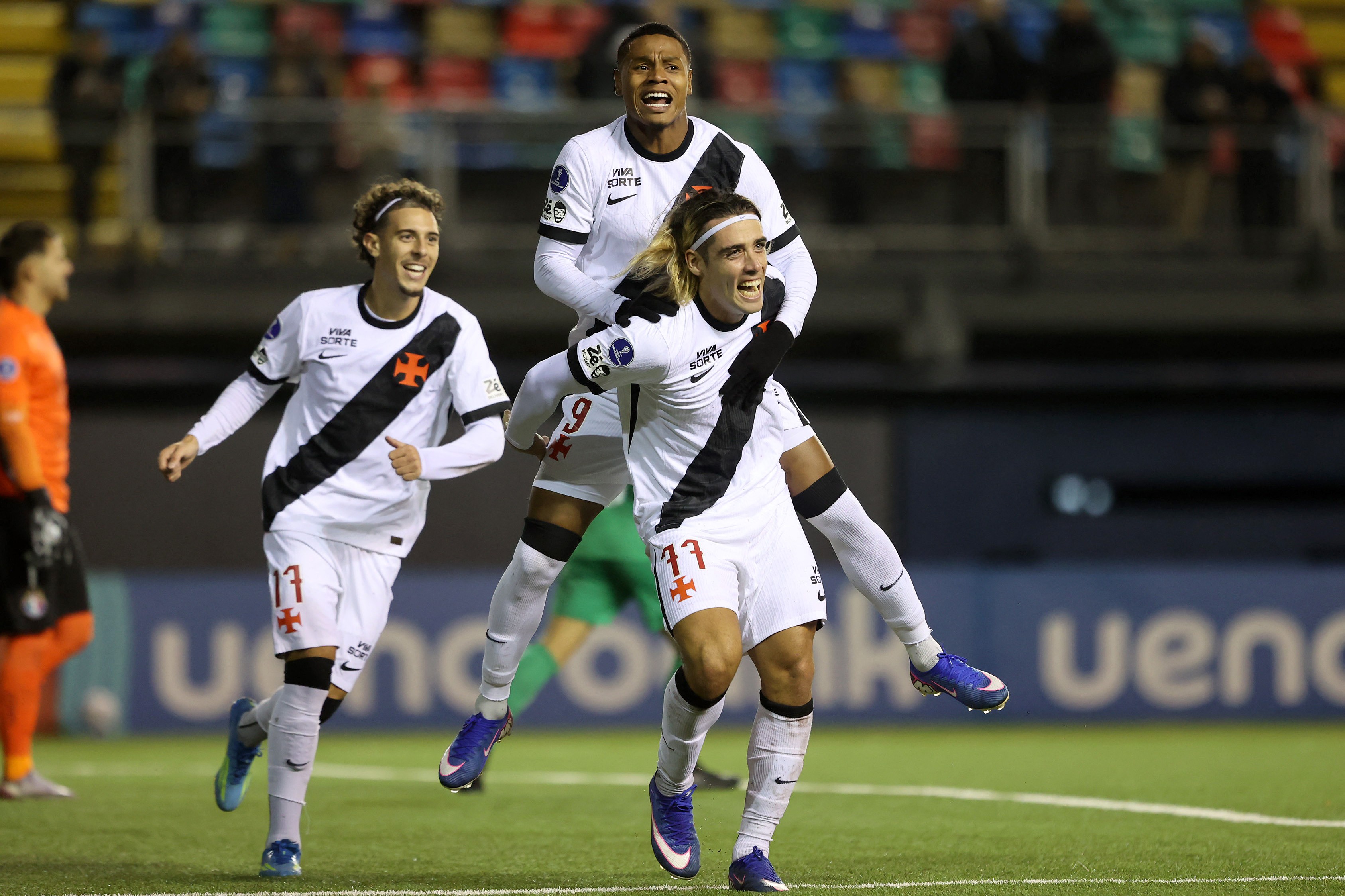Vasco sai atrás com gol contra, vira sobre Audax Italiano e mantém liderança na Sul-Americana
