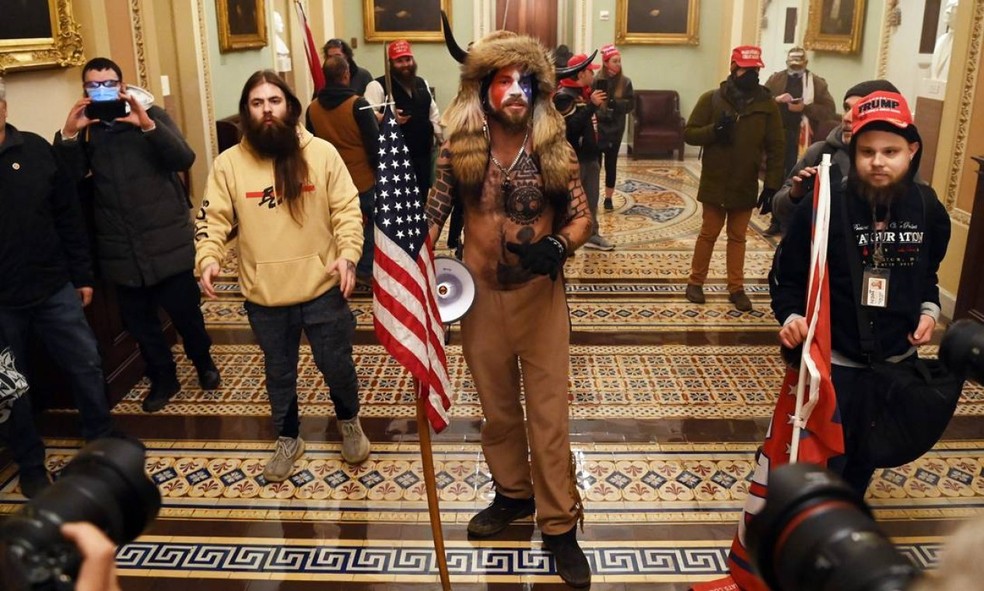 Os manifestantes violaram a segurança e entraram no Capitólio enquanto o Congresso, em 2021 — Foto: SAUL LOEB / AFP