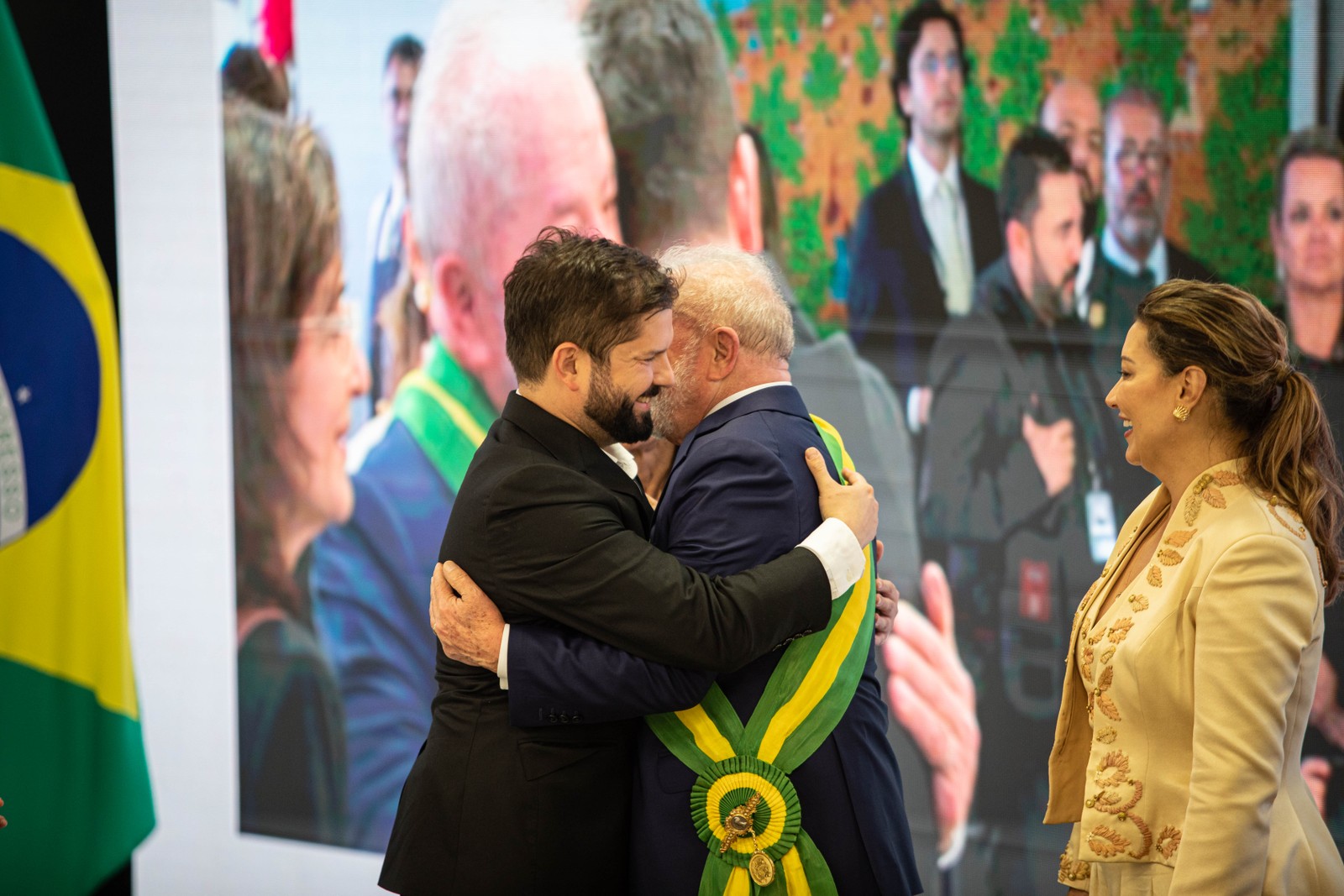 Lula cumprimenta o presidente do Chile, Gabriel Boric