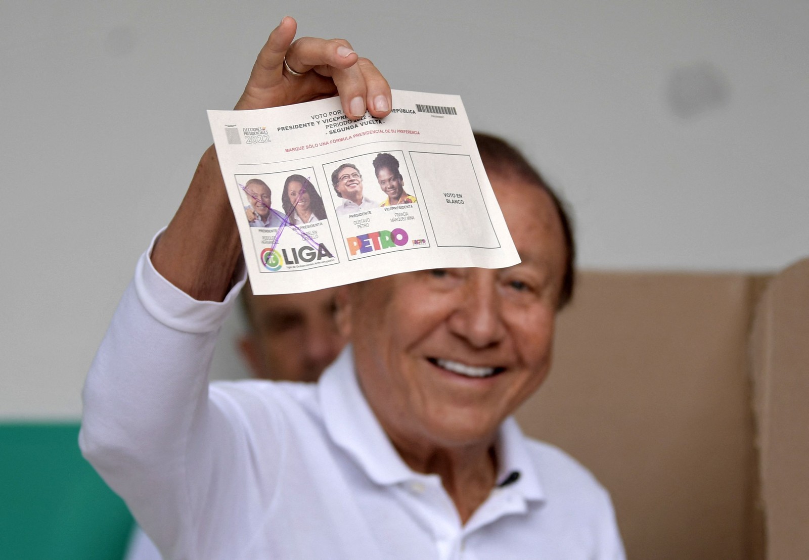 O candidato Rodolfo Hernandez mostra seu voto em Bucaramanga — Foto: Raul ARBOLEDA / AFP