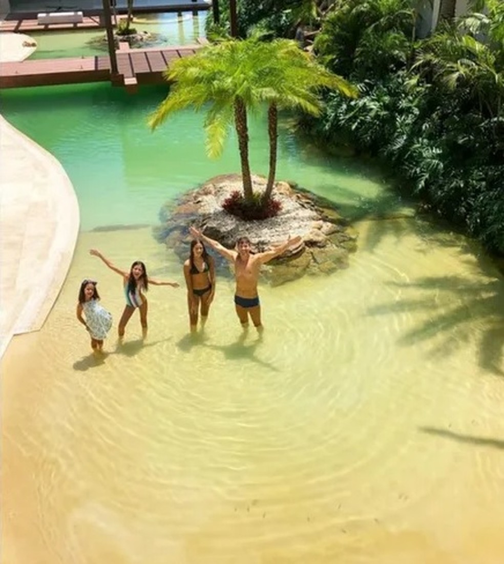 Rodrigo Faro com a família na piscina de sua mansão — Foto: Reprodução