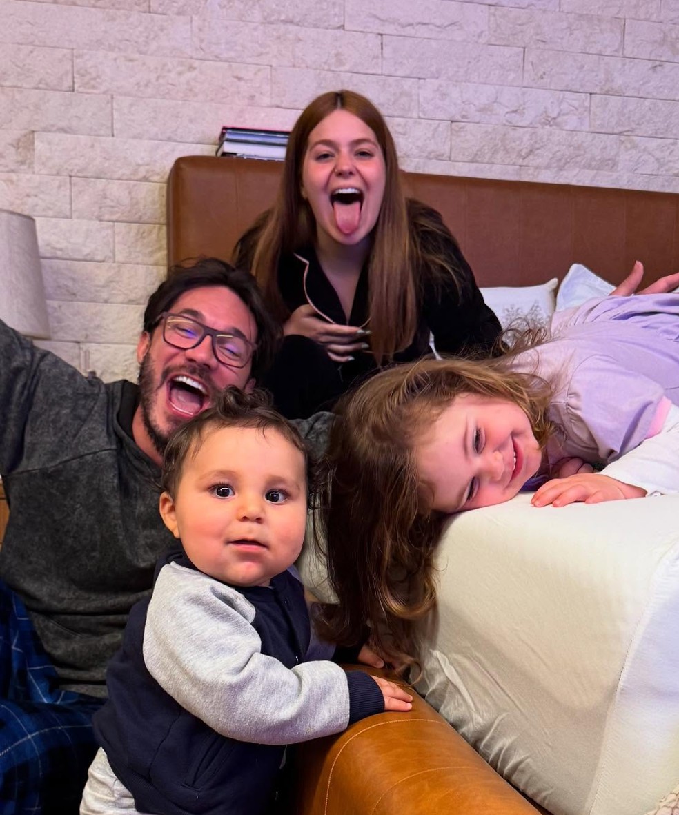 Os ex-BBBs Viih Tube e Eliezer com os filhos Lua e Ravi — Foto: Reprodução/Instagram