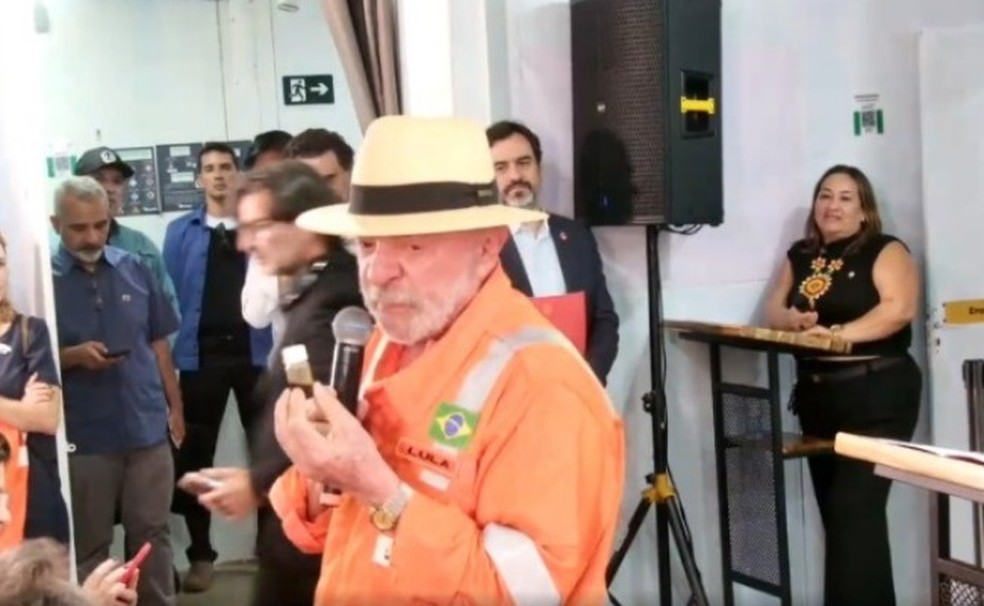 Presidente Lula exibe mostra de petróleo da Bacia da Foz do Amazonas — Foto: Reprodução