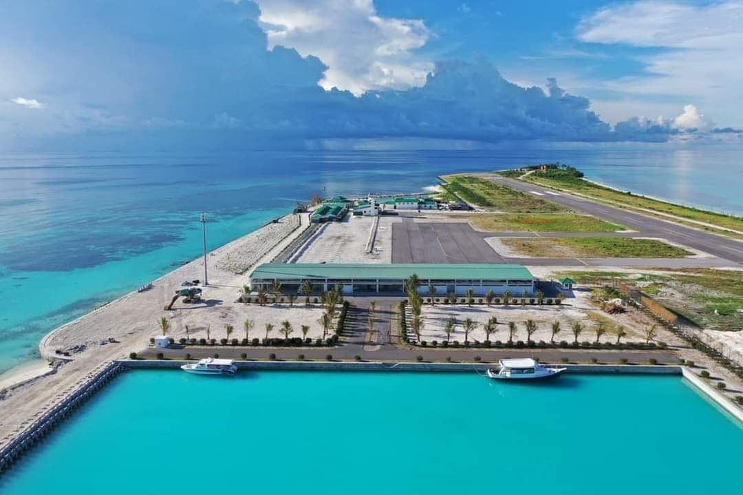 Em frente ao terminal de passageiros há uma pequena marina, onde atracam os barcos que levam conectam o Aeroporto de Madivaru com outras ilhas e resortsReprodução