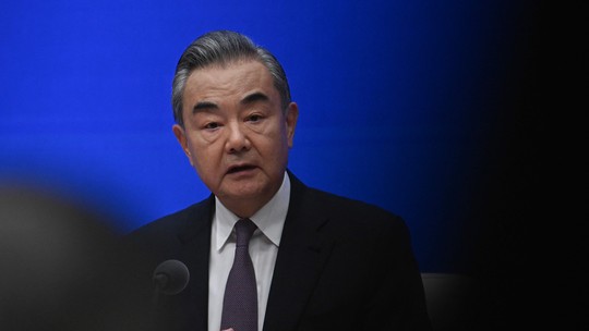 China critica expansão de alianças militares e alinha reunião com Japão e Coreia do Sul, aliados dos EUA