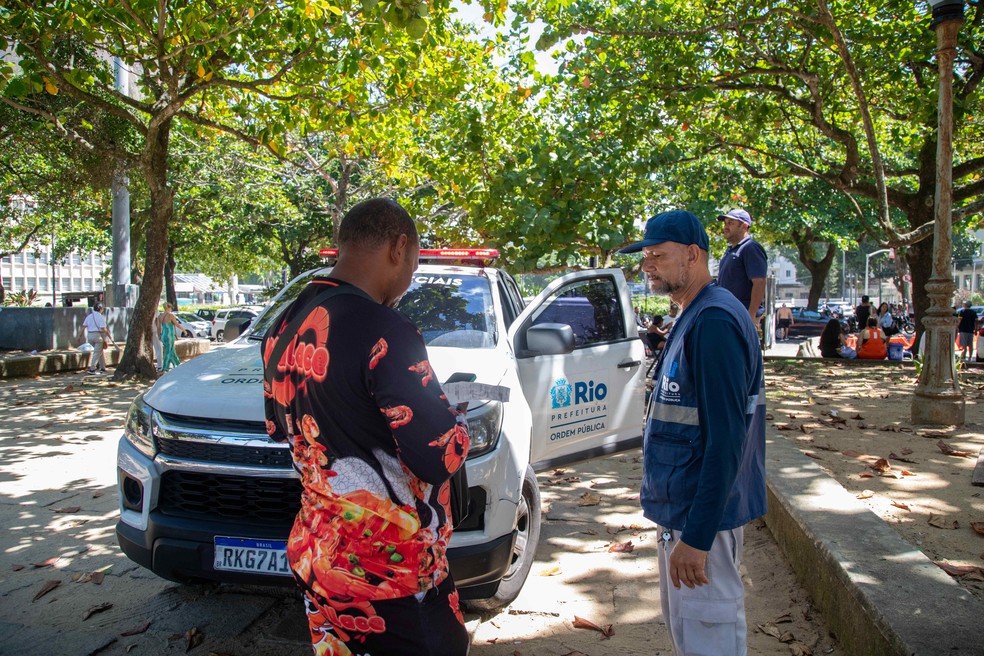O entregador de aplicativo Wallace Meira teve a bolsa de entregas detida, por estar deixada em local público — Foto: Ana Branco