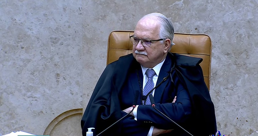 Ministro Edson Fachin na sessão extraordinária para julgamento sobre as mensagens enviadas pelo ex-banqueiro Daniel Vorcaro, dono do Banco Master, ao ministro da Corte Alexandre de Moraes, realizada no Supremo Tribunal Federal (STF)