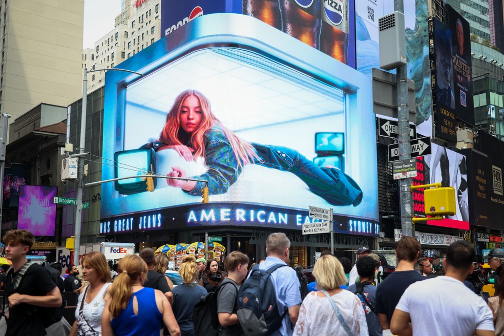Anúncio da American Eagle com Sydney Sweeney Times Square: polêmica com o slogan "great jeans" — Foto: Michael Nagle/Bloomberg