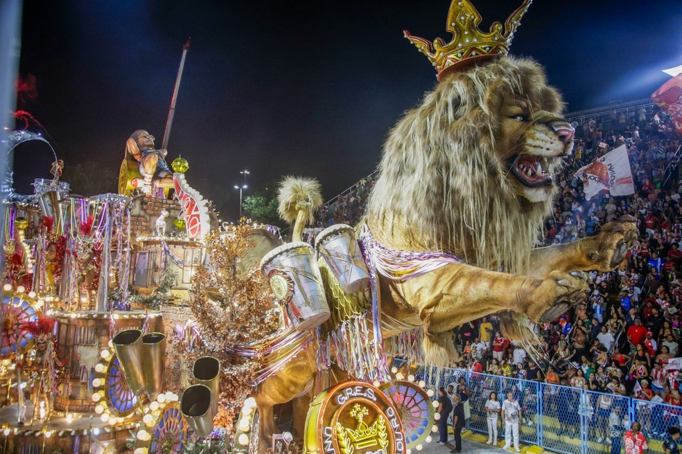Leão de 15 metros no desfile da Viradouro — Foto: Guito Moreto / Agência O Globo