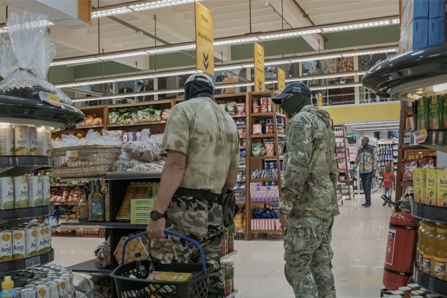 Mercenários russos fazem compras em supermercado de Bangui, na República Centro-Africana