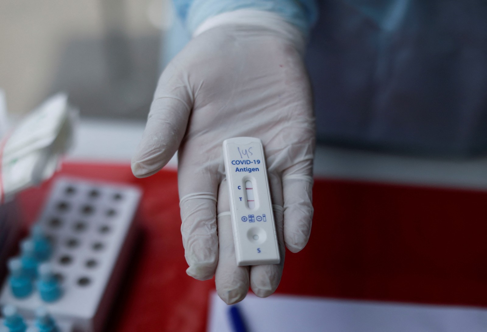 Teste de antígeno positivo para coronavírus em um centro de testagem em Lima, no Peru. País assiste a uma aumento de casos em várias cidades e apertou algumas restrições devido a uma terceira onda de infecções causada pela variante ÔmicronREUTERS
