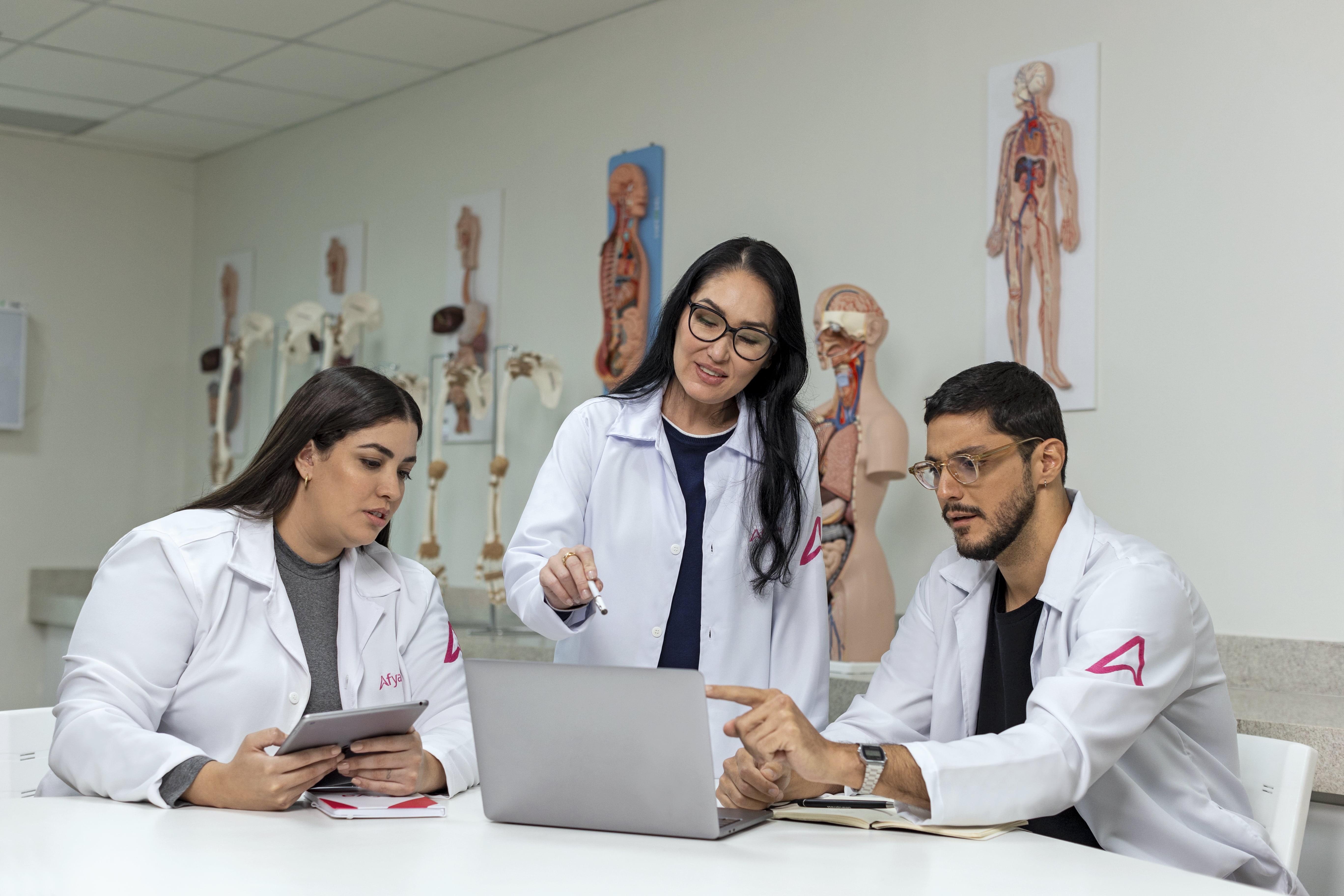 Grupo alemão dono da maior rede de ensino de Medicina do Brasil avalia fusão com o Yduqs - QTU Questões do Universo