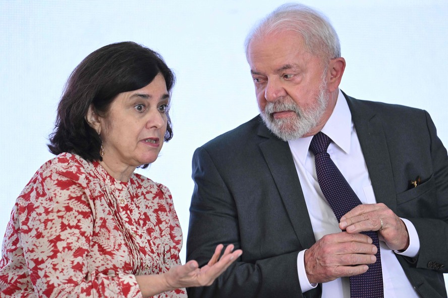 Lula ao lado da ministra da Saúde, Nísia Trindade: cargo é cobiçado pelo Centrão