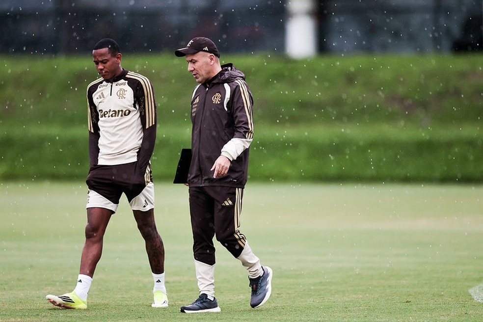 Leonardo Jardim conversa com Wallace Yan, uma das opções para o ataque — Foto: Divulgação Flamengo