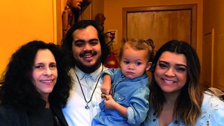 Preta Gil e madrinha, Gal Costa, posam com Francisco e sua filha, Sol — Foto: Arquivo pessoal