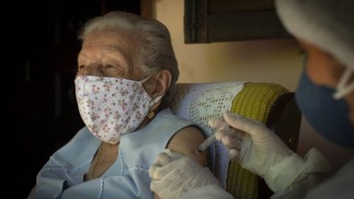 Dona Maria José, de 101 anos, foi a primeira a receber a dose da CoronaVac em Rio das Flores — Foto: Márcia Foletto / Agência O Globo