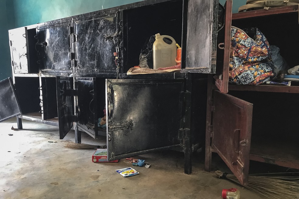 Armários abertos e pertences pessoais espalhados são vistos dentro de um dormitório — Foto: IFEANYI IMMANUEL BAKWENYE/AFP