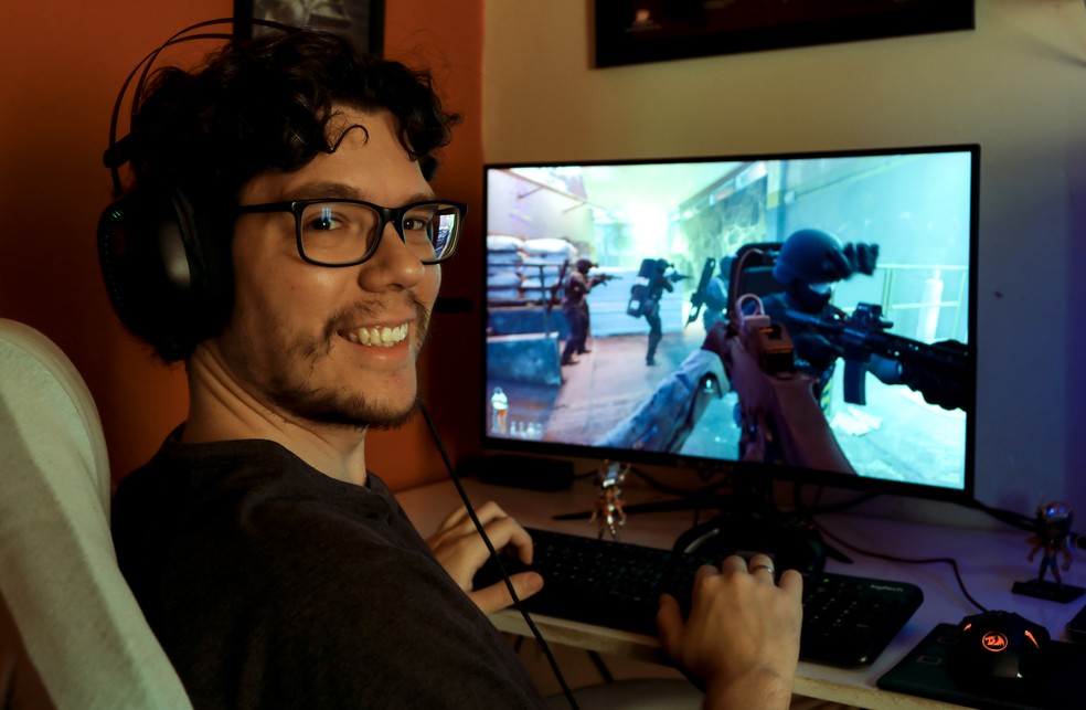 Guilherme Nery costuma jogar todos os dias, de 2 a 3 horas — Foto: Gabriel de Paiva/ Agência O Globo